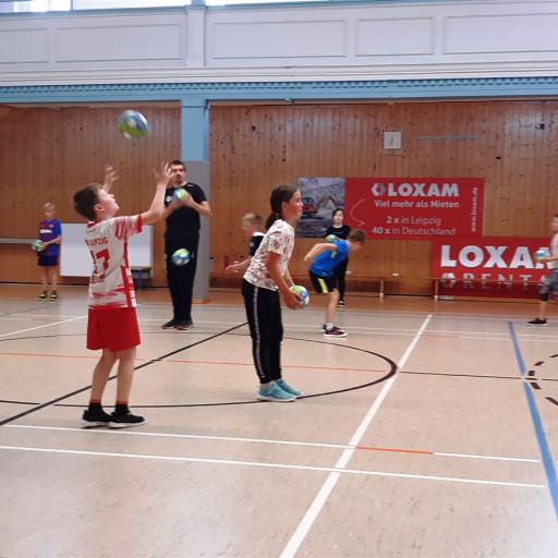 Handballprojekt begeistert Röthaer Grundschüler